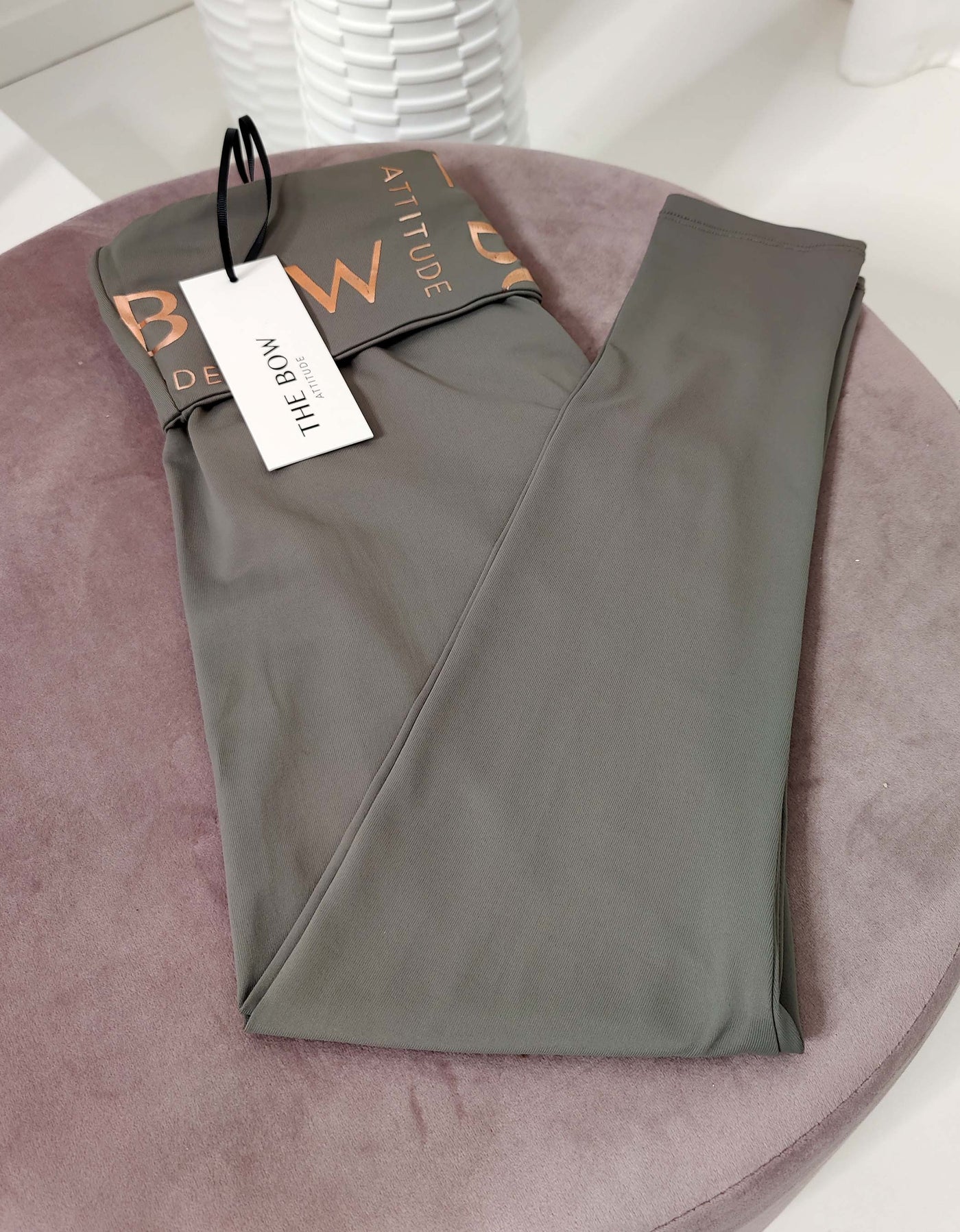 thebowattitude_casual_wear_luxury_home_wear_home-office_looks_outfit_set_oceans_pamela_fabletics_reif_apart_made-in-europe_thebow01_leggins_braun_taupe_leggings_braune