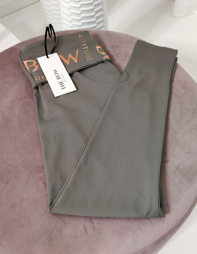 thebowattitude_casual_wear_luxury_home_wear_home-office_looks_outfit_set_oceans_pamela_fabletics_reif_apart_made-in-europe_thebow01_leggins_braun_taupe_leggings_braune